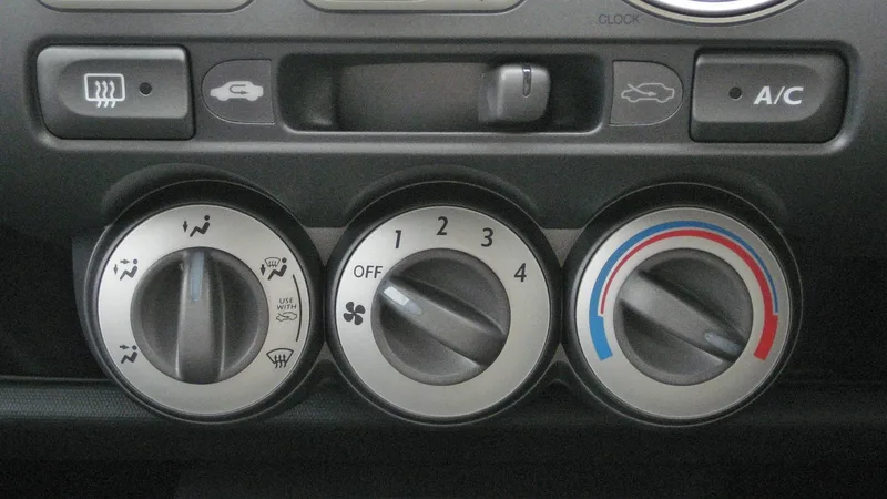 Mandos de climatización de un coche moderno en verano
