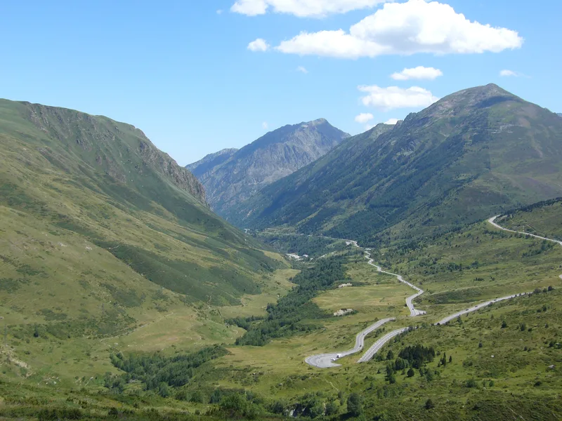 Carretera de acceso al Principado de Andorra entre montañas con señal de frontera