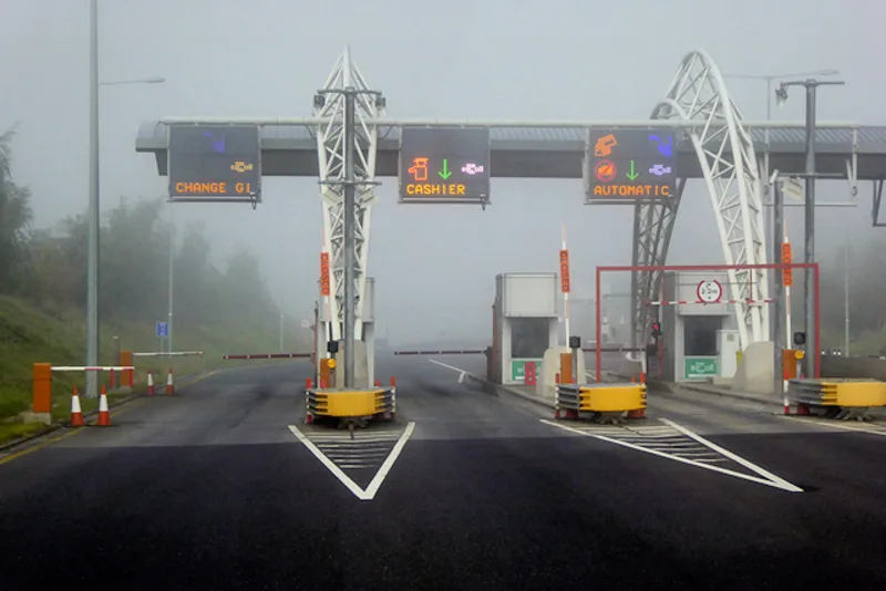 Cabinas de peaje de una autopista española con coches esperando para pagar