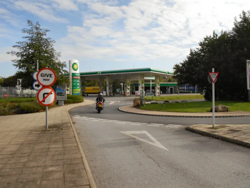 Gasolinera en un área de servicio de autopista