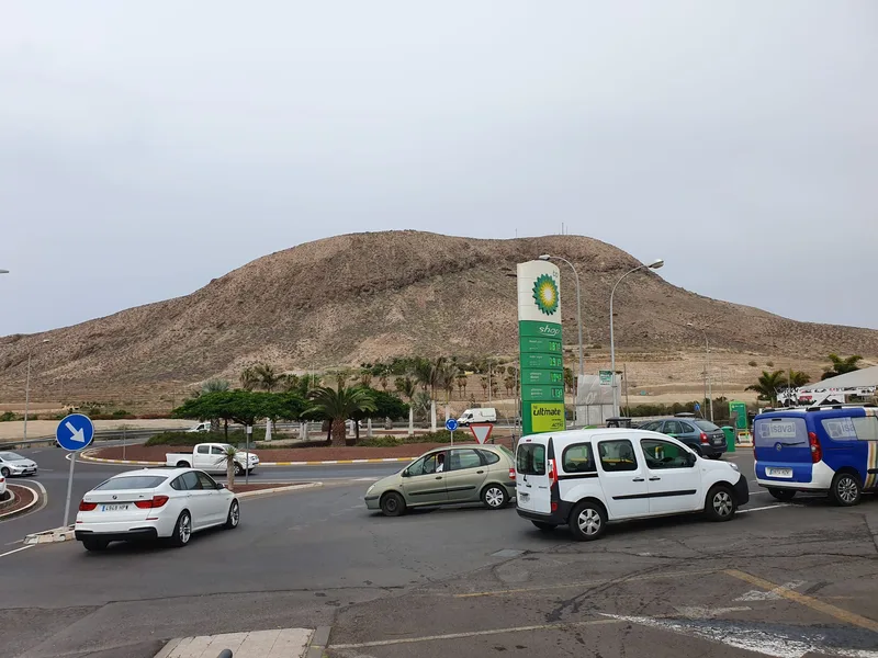 Gasolinera en Tenerife con el volcán Guaza al fondo