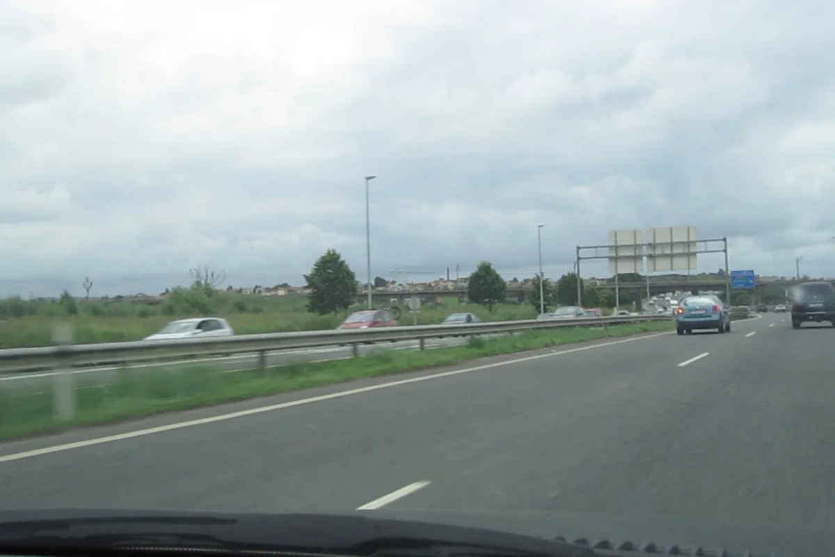 Coche adelantando en una carretera española
