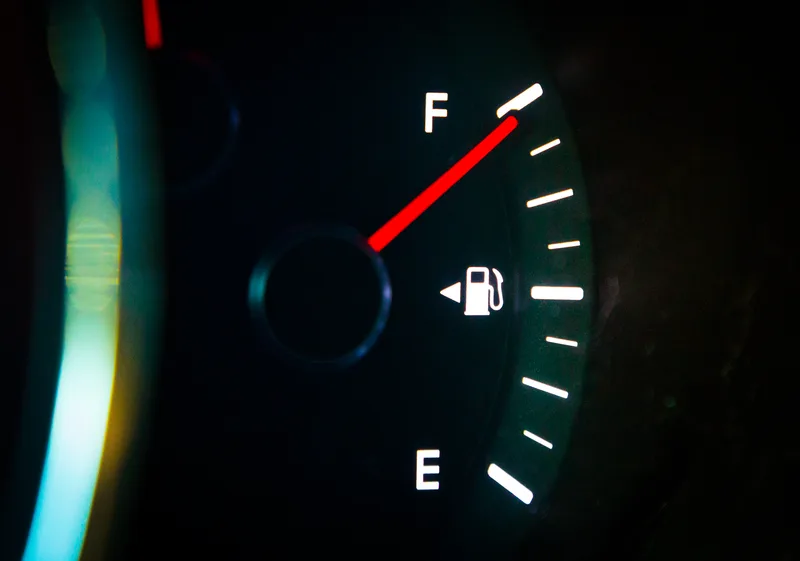 Indicador de nivel de combustible en el cuadro de mandos de un coche con depósito lleno