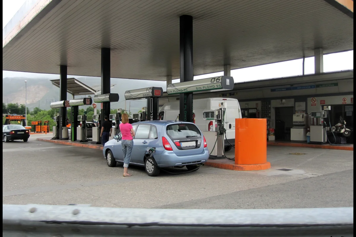 Pistola de combustible repostando en una gasolinera española
