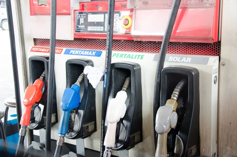 Surtidores de diésel y gasolina lado a lado en una gasolinera española