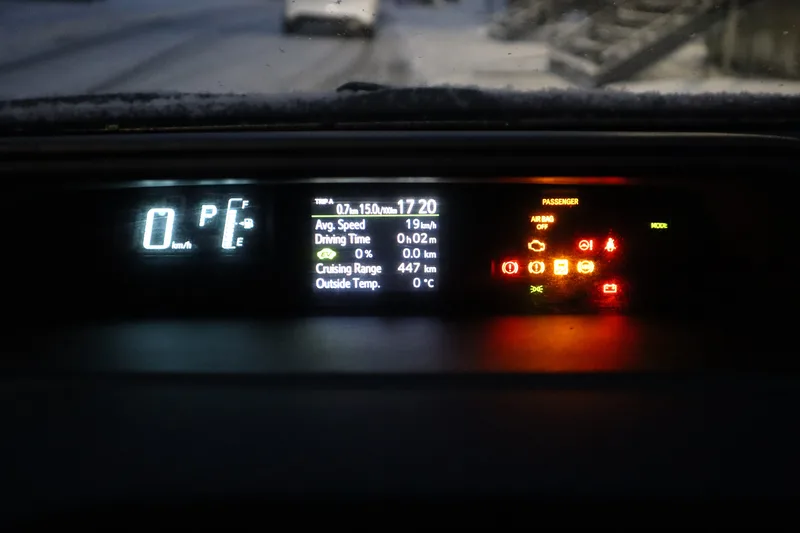 Cuadro de mandos de coche híbrido con indicador de consumo de combustible