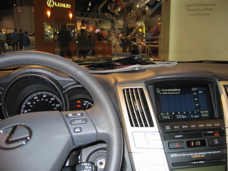 Pantalla del cuadro de mandos de un coche híbrido mostrando flujo de energía en la frenada