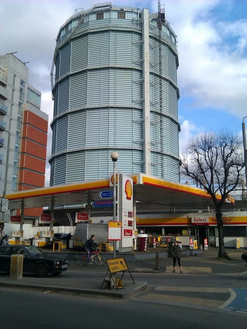 Gasolinera low cost en un polígono industrial de las afueras con precios bajos en el panel