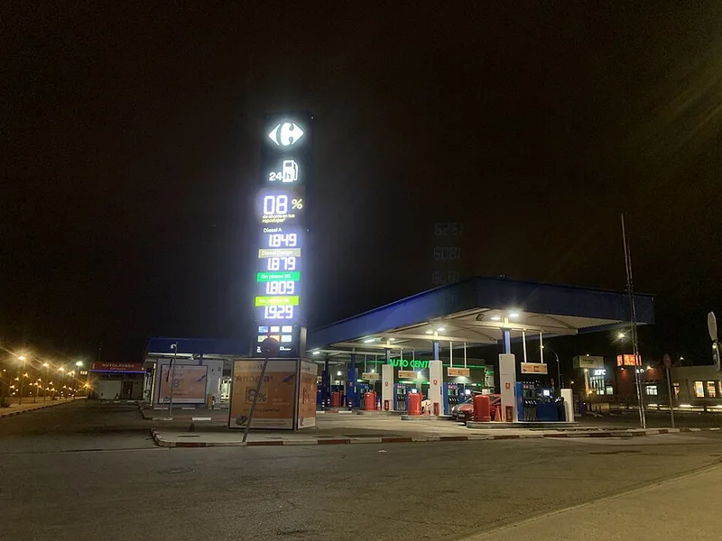 Gasolinera Carrefour con panel de precios de combustible