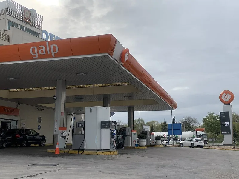Panel de precios de combustible en una gasolinera Galp en España