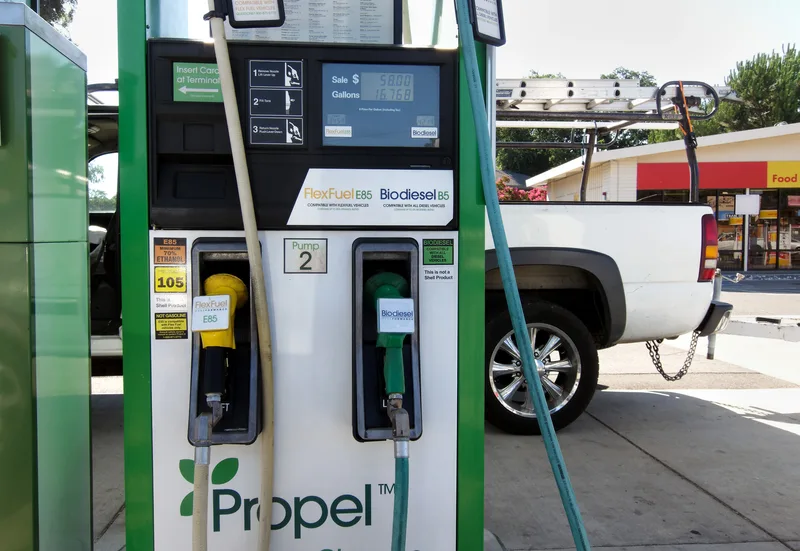 Indicador de nivel de combustible de un coche marcando depósito lleno