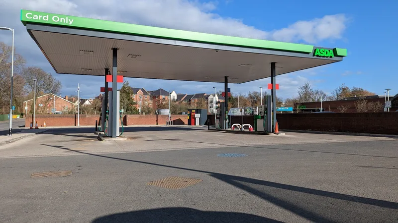 Gasolinera de autoservicio moderna sin empleados