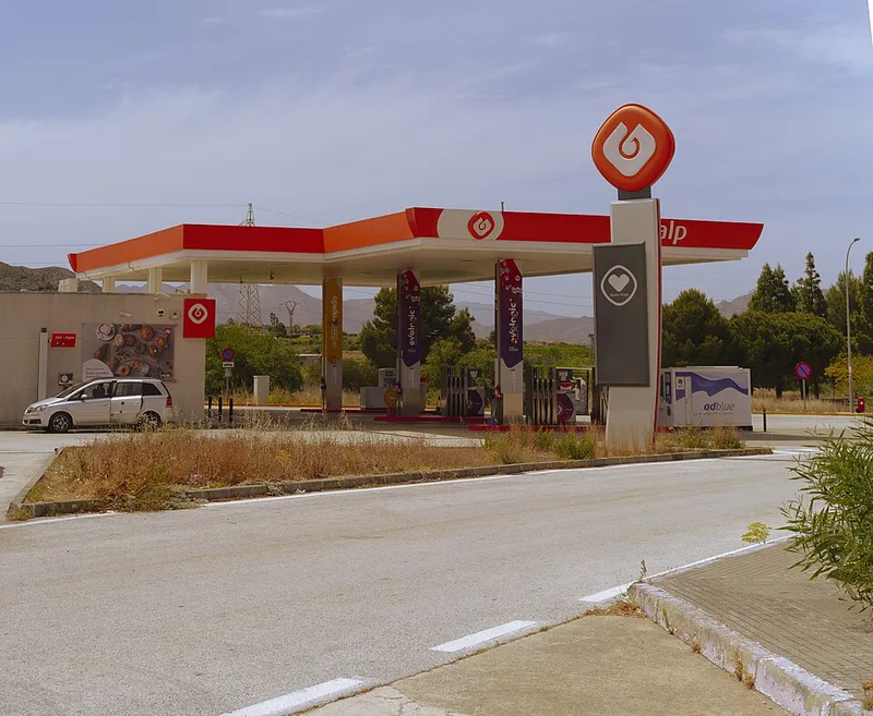 Gasolinera moderna en España con surtidores disponibles