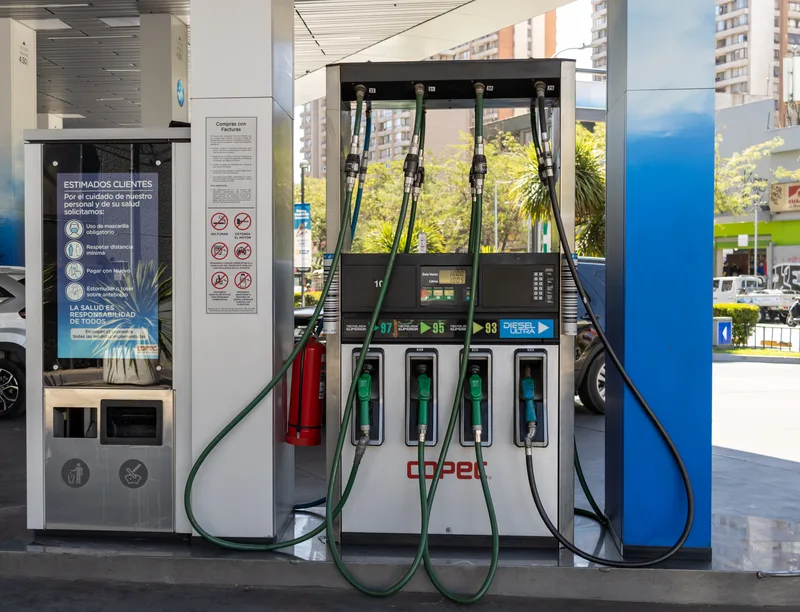 Surtidor con múltiples tipos de combustible: gasolina 97, 95, 93 y diésel