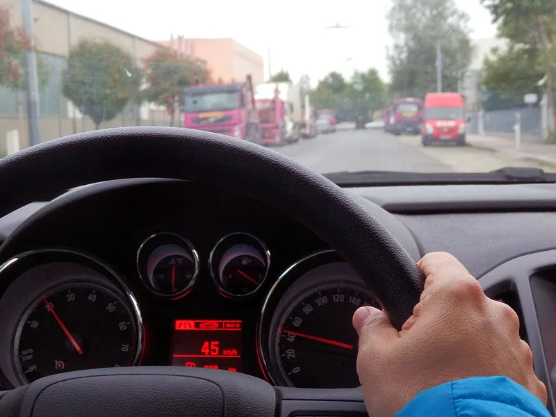 Velocímetro de un coche marcando velocidad en autopista