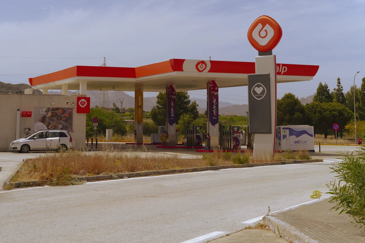 Gasolinera en la costa mediterránea española en verano